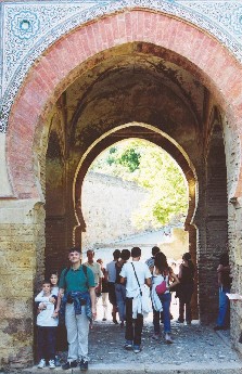 Nous, devant la porte del Vino qui donne acces  la place de los aljibes, devant la forteresse.